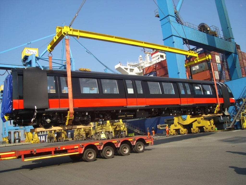 train-2-lift-from-truck-to-vessel-by-gantry-crane_s