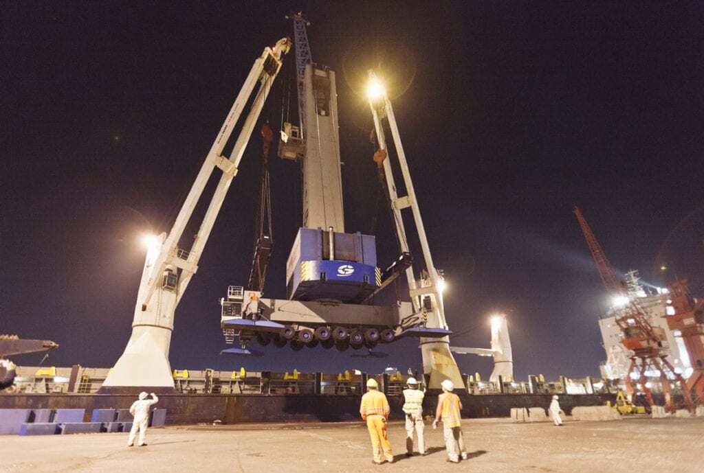 Loading a 520 ton crane