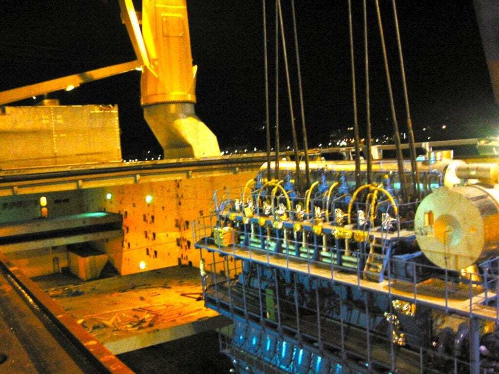 mv Annegret discharging a 640mt ships engine